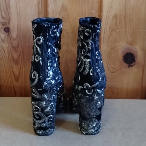 Wild Diva Embroidered and Sequin boho back Zip Heeled Bootie size 6.5 - Picture 3 of 7